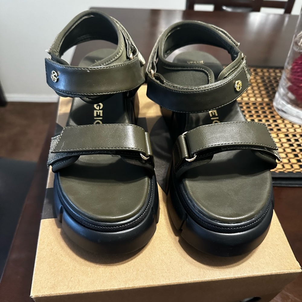 Beautiful pair of KG Kurt Geiger sandals.